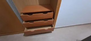 Cajonera de madera marrón