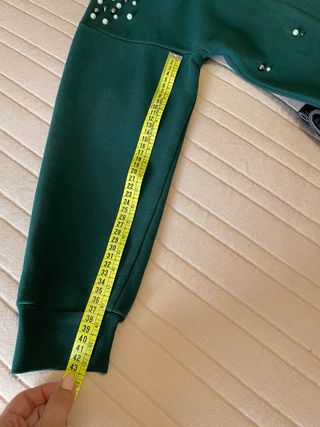 Sudadera verde con perlas