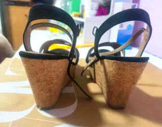 Sandalias de cuña negras