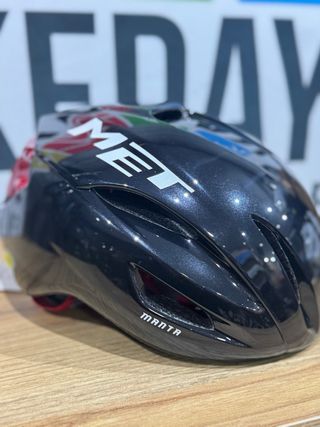 Capacete MET Manta Preto e Vermelho Tamanho M