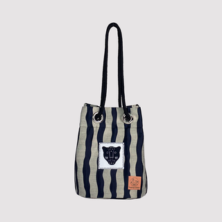 Bolso tipo bucket con correa de dos posiciones