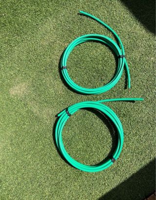 Mangueras de luz verdes enrolladas