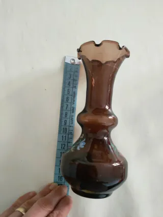 Vaso piccolo in vetro marrone