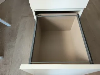 Mueble de oficina blanco con ruedas