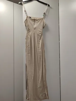 Vestido beige con detalles de piedras