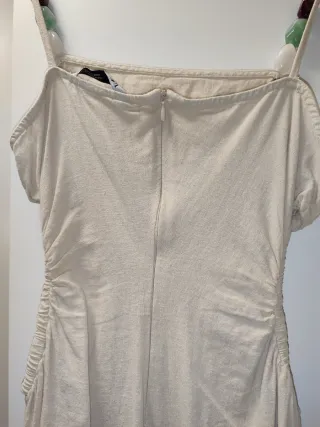 Vestido beige con detalles de piedras