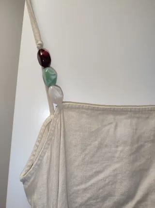 Vestido beige con detalles de piedras