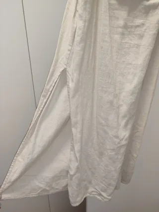 Vestido beige con detalles de piedras