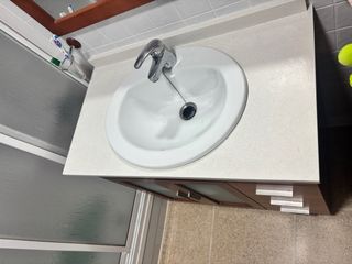 Mueble de baño madera con lavabo y espejo