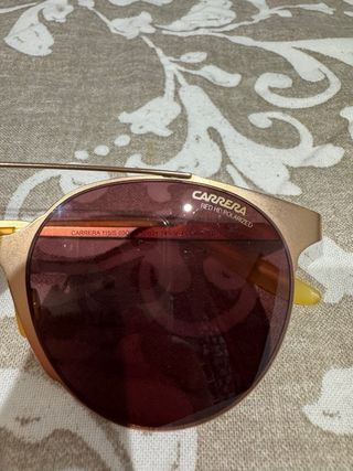 Gafas de sol Carrera doradas y rojas