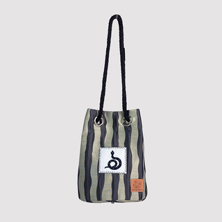 Bolso tipo bucket con correa de dos posiciones