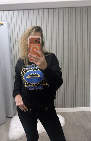 Sudadera negra con estampado de labios