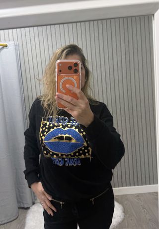 Sudadera negra con estampado de labios