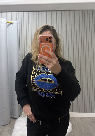 Sudadera negra con estampado de labios