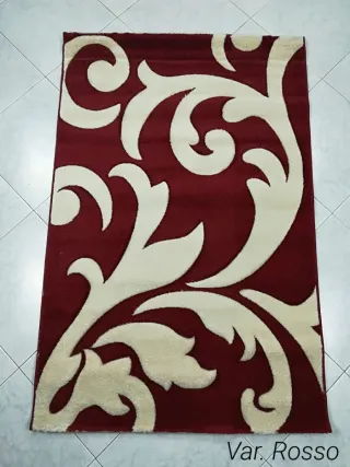 Tappeto rosso e beige con motivo floreale