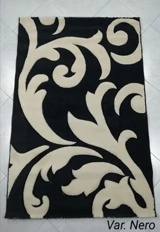 Tappeto rosso e beige con motivo floreale