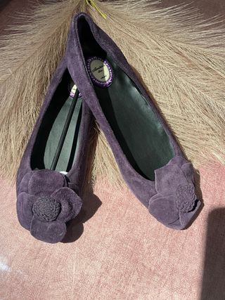 Manoletinas moradas con flor