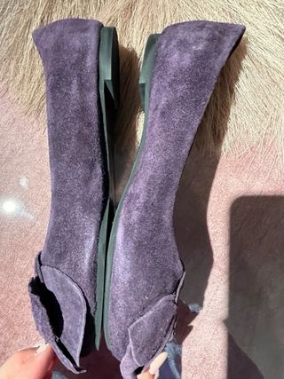 Manoletinas moradas con flor