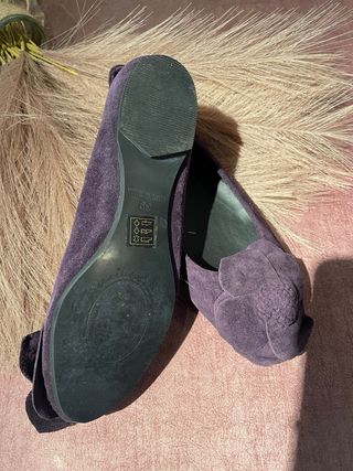 Manoletinas moradas con flor