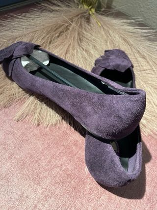 Manoletinas moradas con flor