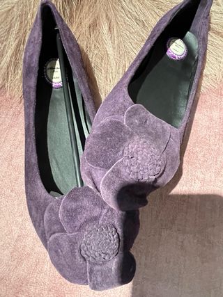 Manoletinas moradas con flor