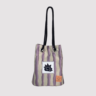 Bolso tipo bucket con correa de dos posiciones