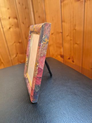 Marco fotos floral dorado, cuadrado, de madera.