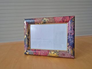 Marco fotos floral dorado, cuadrado, de madera.