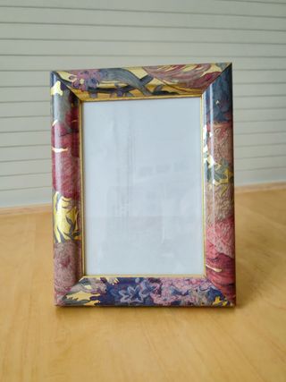 Marco fotos floral dorado, cuadrado, de madera.