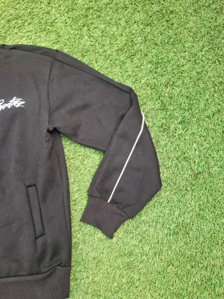 Sudadera negra con cremallera