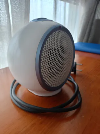 Calefactor pequeño blanco.