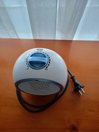 Calefactor pequeño blanco.
