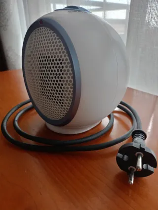 Calefactor pequeño blanco.