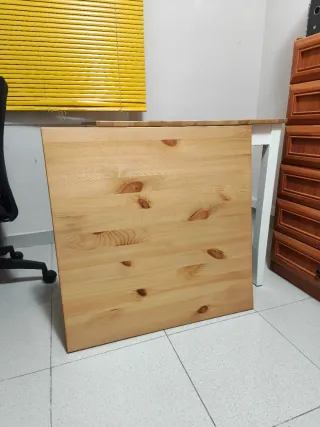 Mesa de madera en perfecto estado.