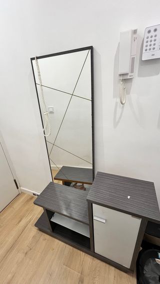 recibidor completo con una puerta y espejo grande