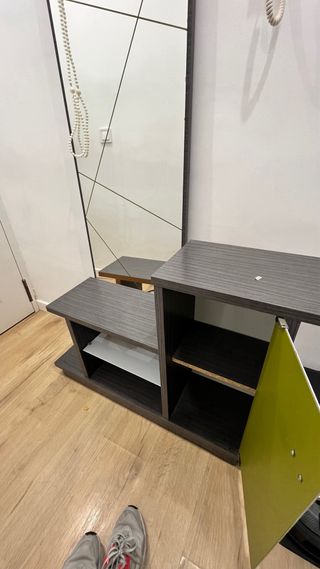 recibidor completo con una puerta y espejo grande