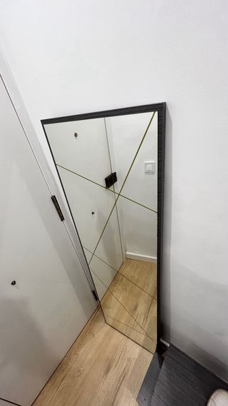 recibidor completo con una puerta y espejo grande