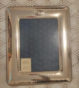 Cornice d'argento con decorazioni