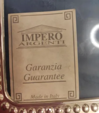 Cornice d'argento con decorazioni