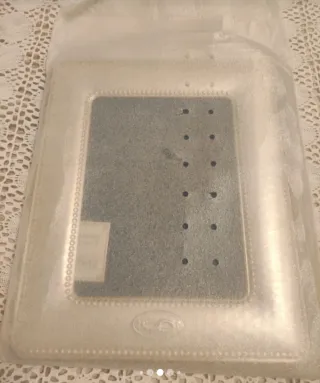 Cornice d'argento con decorazioni