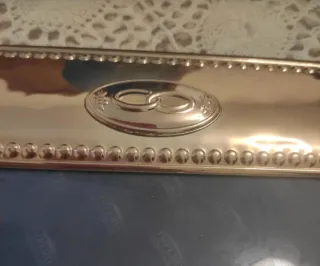 Cornice d'argento con decorazioni