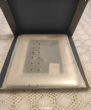 Cornice d'argento con decorazioni