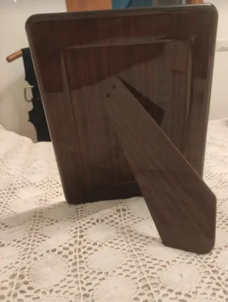 Cornice d'argento con decorazioni