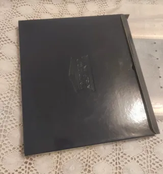 Cornice d'argento con decorazioni