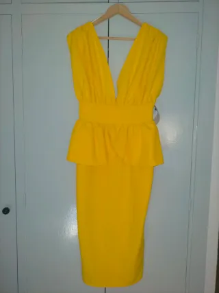 Vestido amarillo con volante