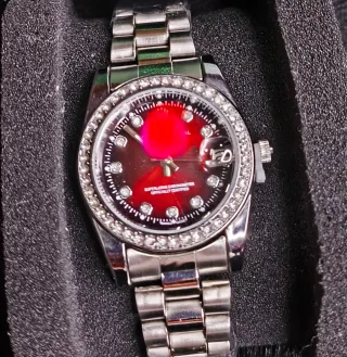 Reloj de pulsera elegante con pedrería