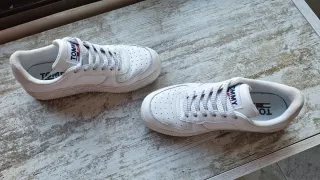 Lote zapatillas blancas Hugo y Tomy 37 38 y regalo