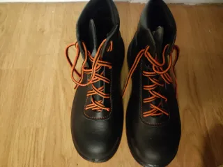 Botas de seguridad negras con cordones naranjas