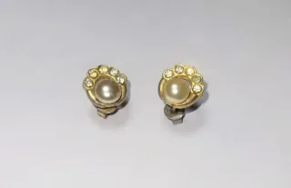 Pendientes perla y brillantitos dorados