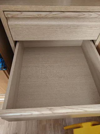 Cajonera de madera color beige y marrón